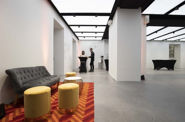 Modern meeting room in Nakari with lounge and cocktail tables for networking and corporate events.