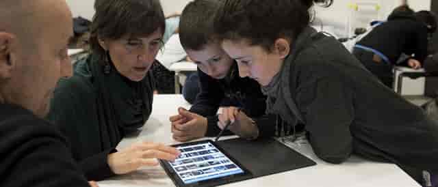 Collaborative workshop at Espacio Fundación Telefónica using interactive tablets for group learning.