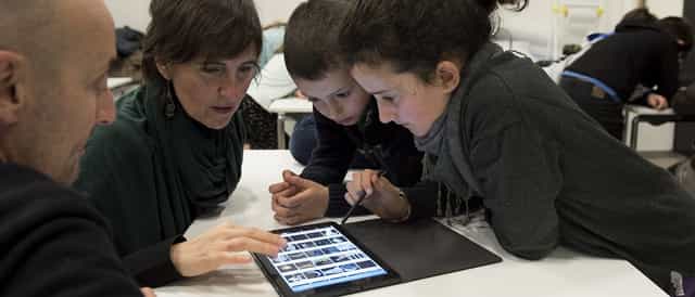 Collaborative workshop at Espacio Fundación Telefónica using interactive tablets for group learning.