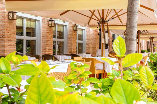 El Pabellon Florida Park networking luncheon, white-linen tables, corporate event setup.