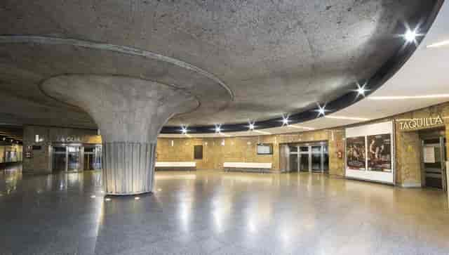 Brutalist Girau Hall foyer at Fernán Gómez: ideal space for industrial events and receptions.
