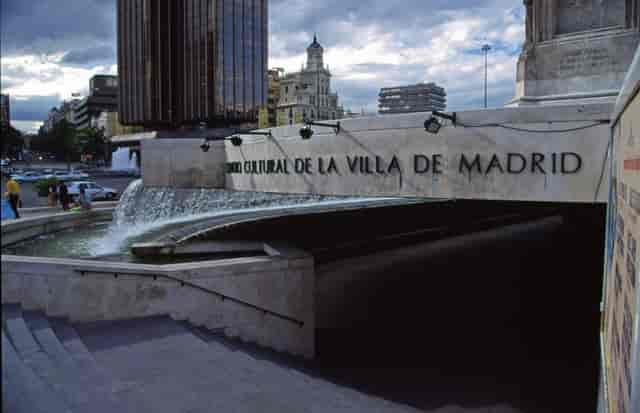 Fernán Gómez Centro Cultural entrance with water feature for events and venue rental.
