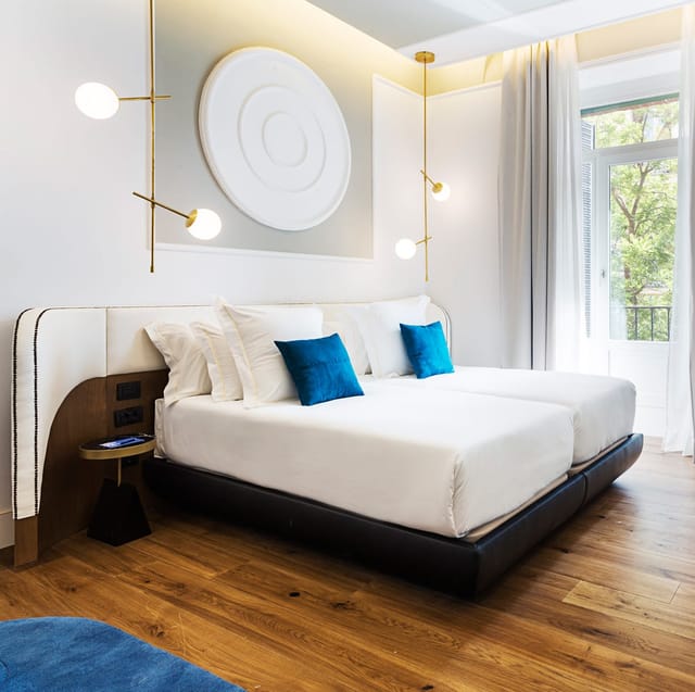 Contemporary twin suite at Hotel One Shot Fortuny for corporate events and luxury group travel.