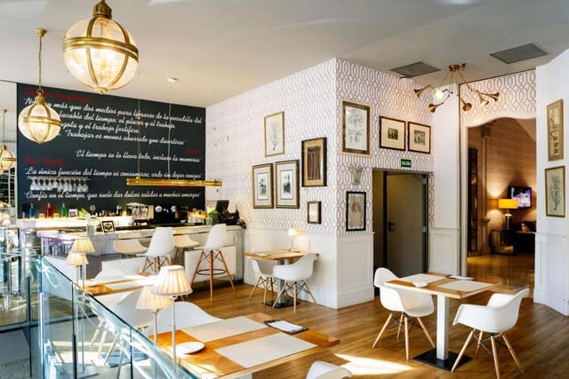 Private dining at Petit Palace Savoy Alfonso XII: elegant bistro venue for corporate events.