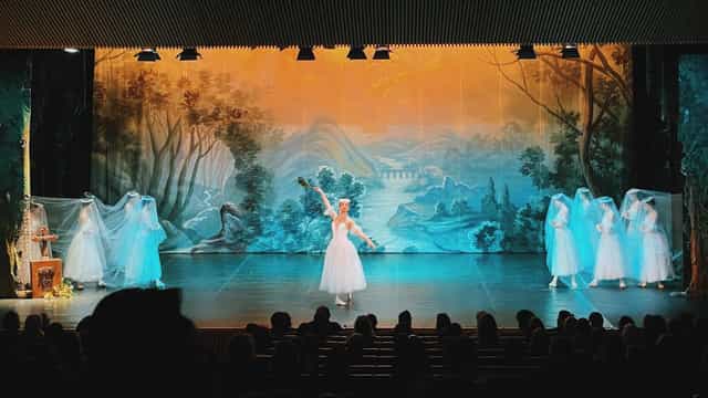 Exhibition Hall Tanit stage with theatrical lighting for corporate conferences and events.