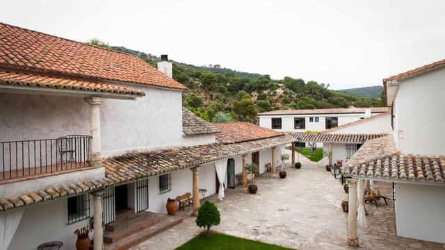 Mediterranean courtyard auditorium at La Finca El Bosque for rustic networking and events.