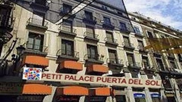 Bar at Petit Palace Puerta del Sol, boutique meeting space for city business events.