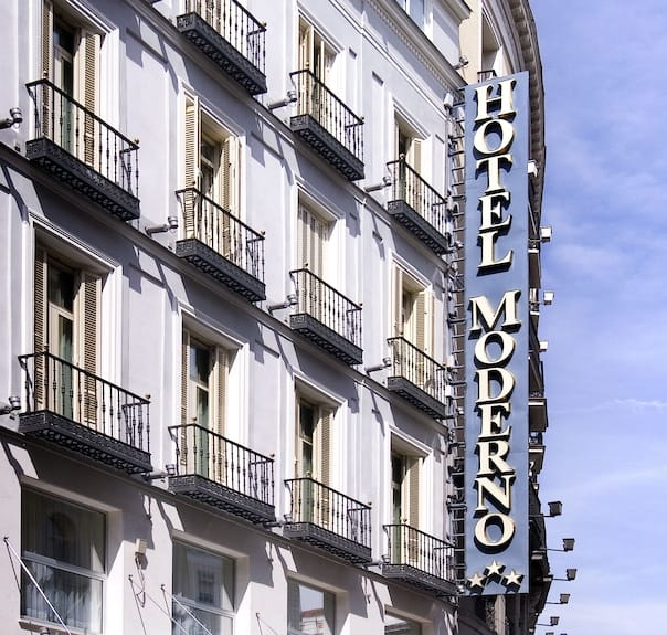 Boutique guest room at Hotel Moderno Madrid, ideal for corporate events and business meetings.