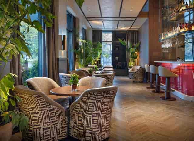 Hotel Moderno Madrid lounge: elegant bar and seating for networking receptions and corporate events.
