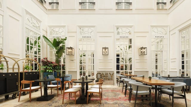Padrino Cocktail Bar atrium in Only YOU Madrid: sophisticated boutique event and networking venue.