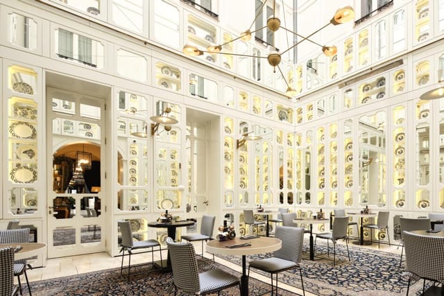 Elegant Younique Arts Club atrium at Only YOU Madrid for upscale corporate events and VIP dining.