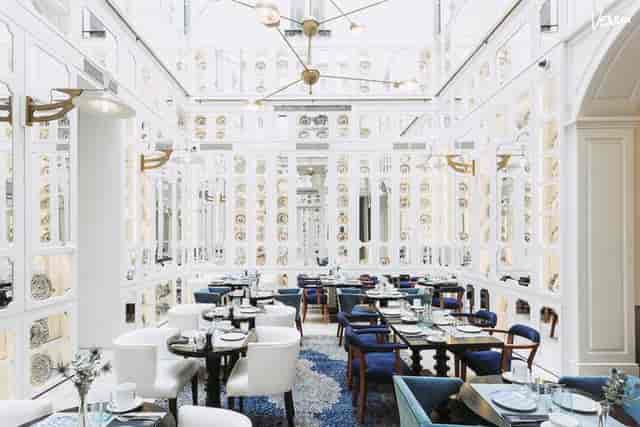 YOUNIQUE Arts Club Madrid: elegant dining venue for corporate luncheons and luxury gala dinners.