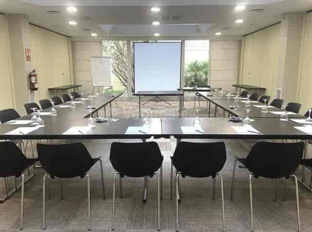 U-shape boardroom at 1881 Madrid Ventas Hotel for corporate workshops and business meetings.