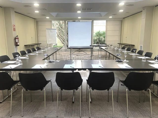 U-shape boardroom at 1881 Madrid Ventas Hotel for corporate workshops and business meetings.