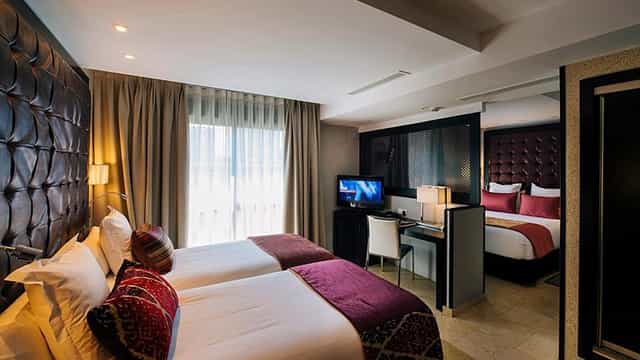 Hotel Mirador de Chamartín twin room for corporate event accommodation and business lodging.
