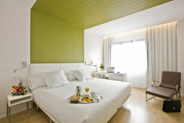 Modern hotel workspace for corporate travel and VIP business events at Zentral Castellana Norte.