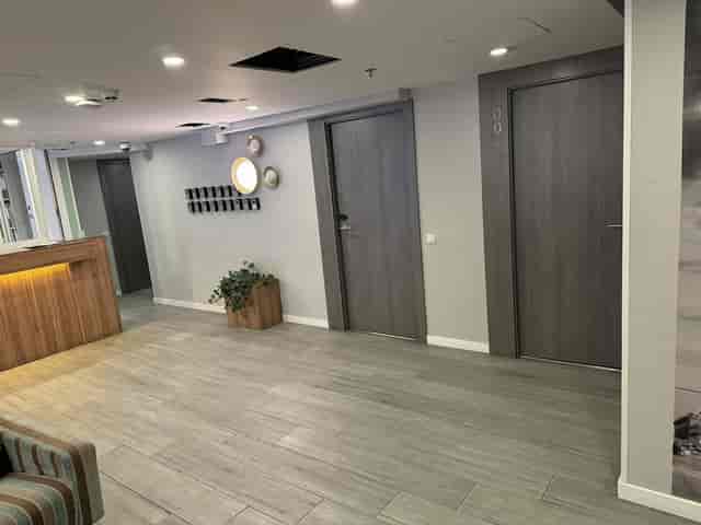 Minimalist boutique meeting room in Madrid for intimate breakout sessions and corporate events.