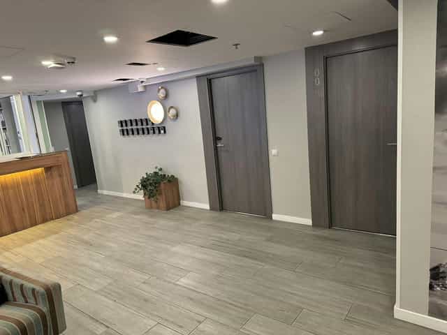 Minimalist boutique meeting room in Madrid for intimate breakout sessions and corporate events.