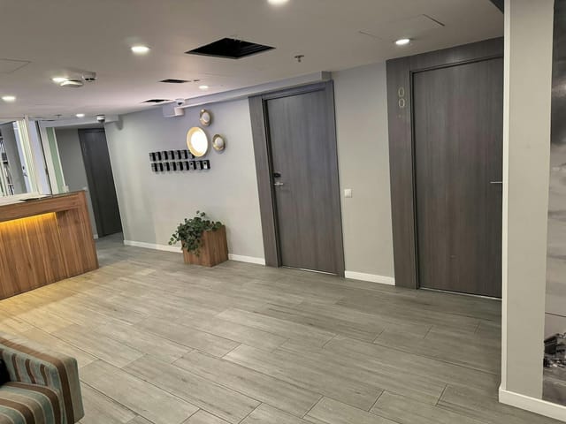 Minimalist boutique meeting room in Madrid for intimate breakout sessions and corporate events.