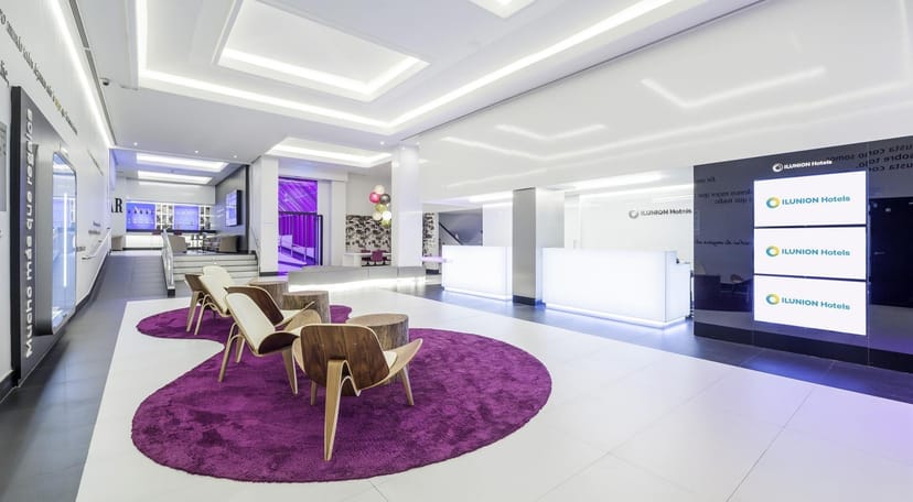 Modern corporate lobby at ILUNION Suites Madrid, ideal for event registration and networking.