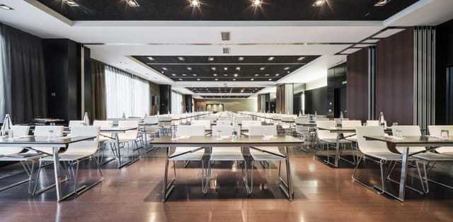 Classroom-style seminar room at ILUNION Suites Madrid for corporate training events.