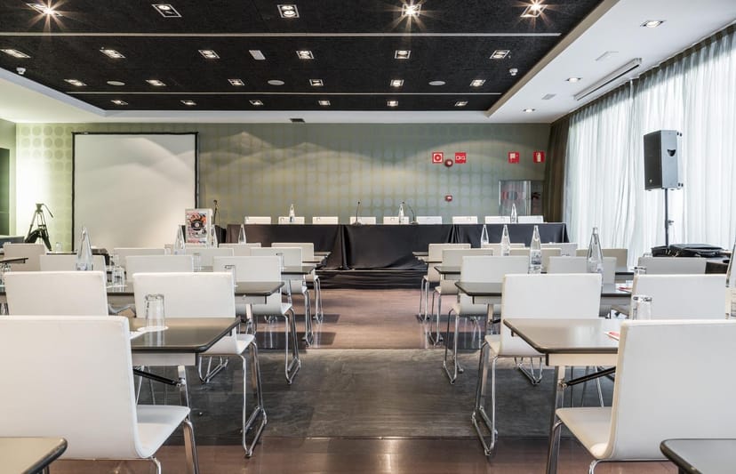 Classroom-style training room at ILUNION Suites Madrid for corporate workshops and professional events.