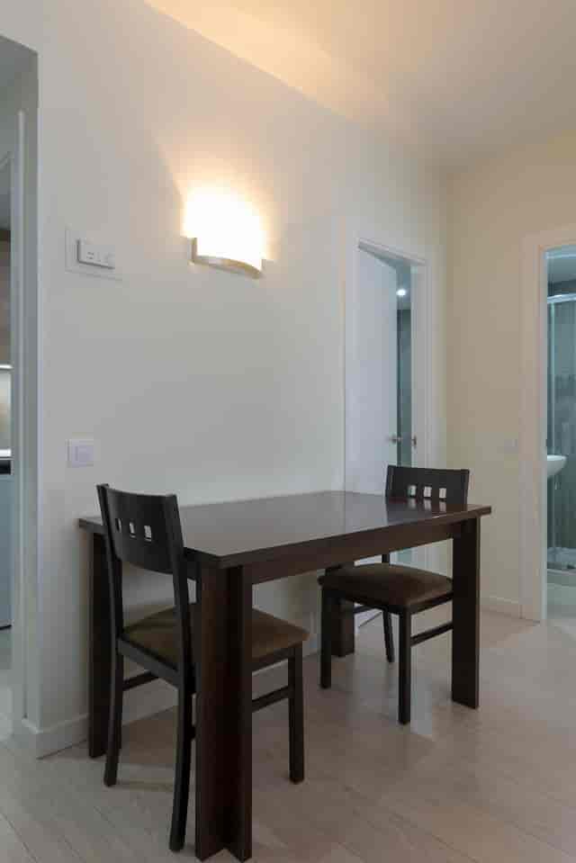 Minimalist Hotel Serrano dining area for private consultations and site-inspection briefings.