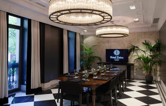Luxury boardroom at Hotel Único Madrid with statement lighting for executive meetings and events.