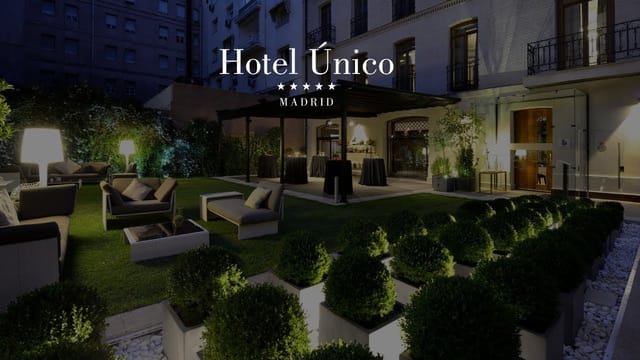 Upscale outdoor courtyard at Hotel Único Madrid, perfect for elegant networking and cocktail events.
