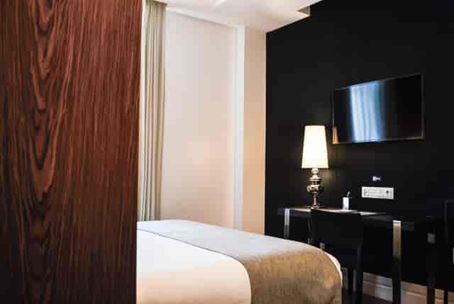 Hotel Único Madrid guest room with desk for corporate business travel events.