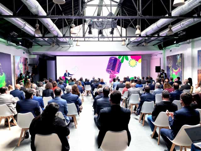 Industrial-chic corporate presentation venue with LED wall, ideal for conferences and workshops.