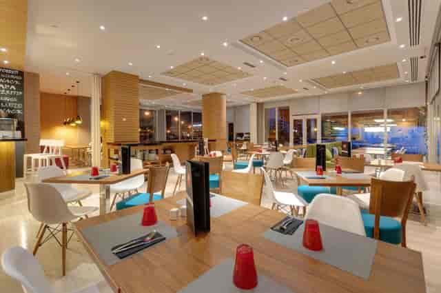 Modern hotel restaurant in Madrid, ideal for networking events and corporate breakfast meetings.