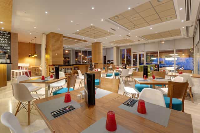 Modern hotel restaurant in Madrid, ideal for networking events and corporate breakfast meetings.
