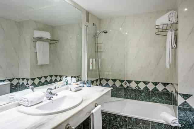 Modern hotel bathroom at Plaza Madrid Chamartín, ideal for corporate groups and conventions.