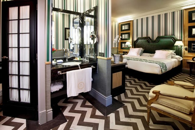 Salón de Espejos, Heritage Madrid Hotel with luxury open bathroom for VIP and leisure stays.