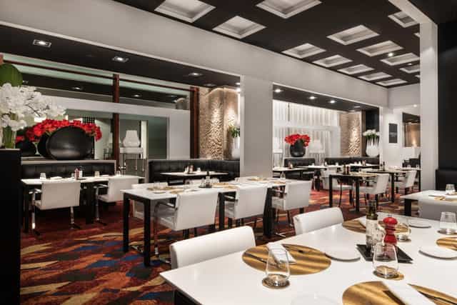 Modern Hilton Madrid Airport banquet hall for corporate dinners and VIP networking events.