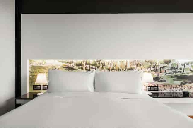 Hilton Madrid Airport room with art mural, ideal for VIP delegate stays and conference lodging.