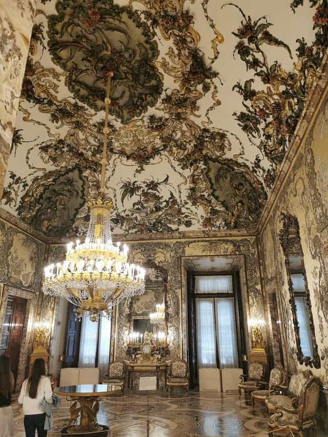 Salón De Gasparini (2025) - All You ...