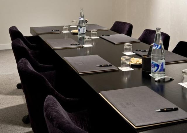 Boardroom at Vincci Hoteles with premium stationery for executive meetings and corporate events.
