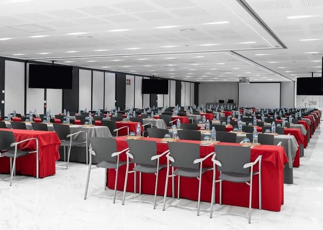 Classroom-style conference room at Vincci Hoteles with AV support for corporate events and meetings.