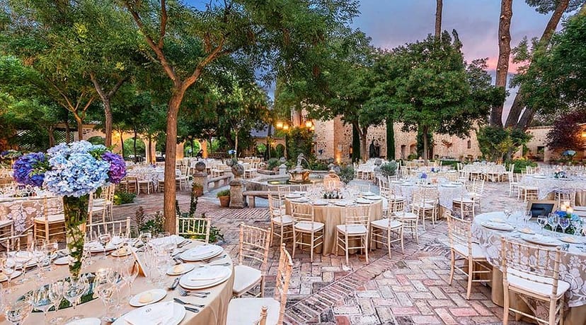 Elegant wedding reception at Terraza del Río with round tables for an upscale outdoor gala.