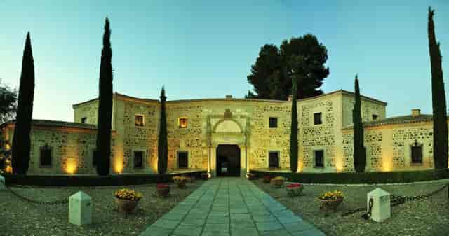 Terraza del Río: Elegant architecture and garden venue for corporate retreats and boutique weddings.