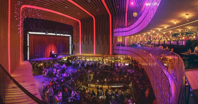 Platea Madrid Booth II: Tiered seating event venue for high-end galas and corporate keynotes.
