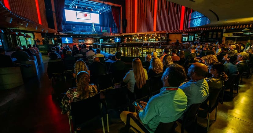 Keynote stage at Platea Madrid with theater seating and ambient lighting for corporate events.