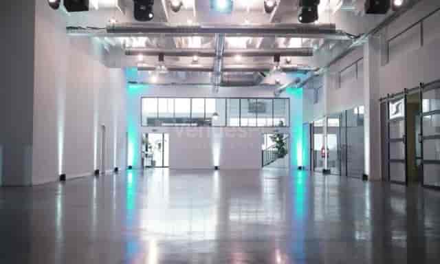 Sala Ventanales industrial venue with concrete floors for custom events and brand activations.