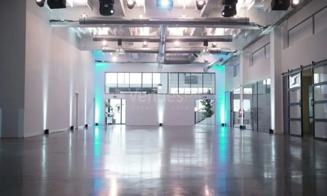Sala Ventanales industrial venue with concrete floors for custom events and brand activations.