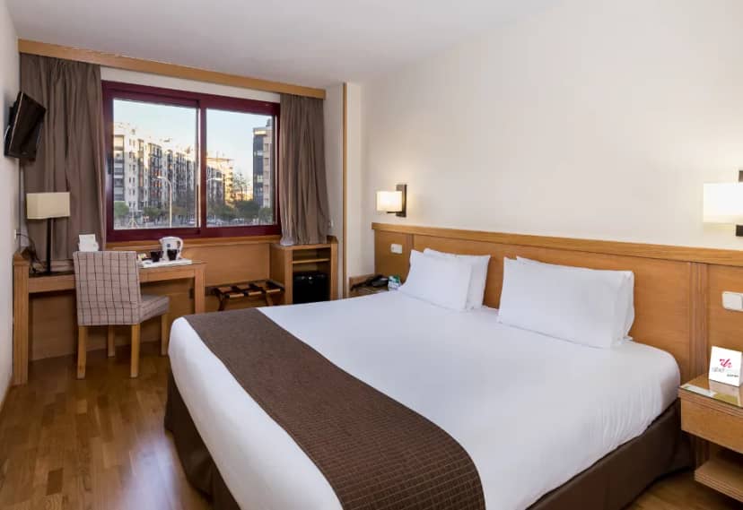 Hotel Acta Pirámides business room with workspace for corporate events and professional travel.