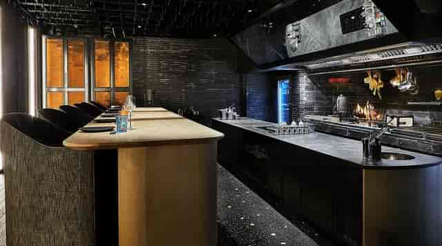 Chef’s table at Smoked Room Madrid: intimate fine dining and VIP corporate event venue.