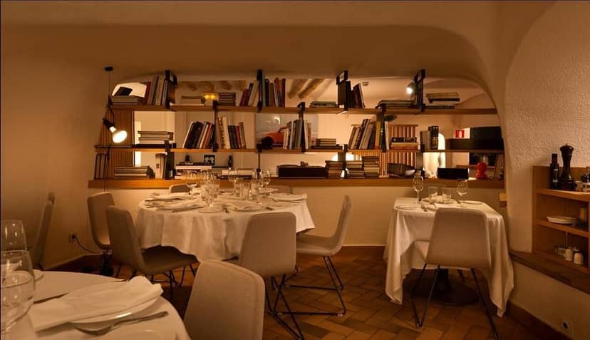 Private dining room in Velázquez for intimate VIP corporate events and sophisticated breakout sessions.