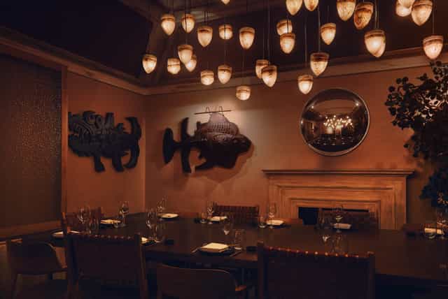 Private dining room in Velázquez with statement lighting for executive dinners and VIP meetings.